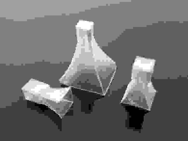 узкие пирамидальные кристаллы соли в форме шахматных фигур.