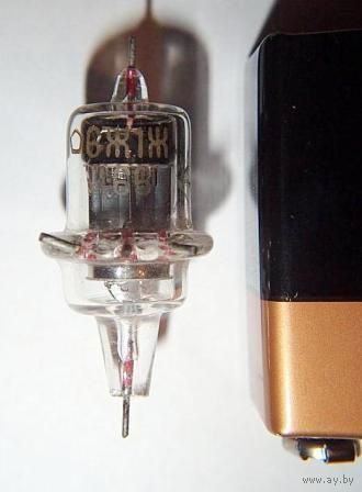 Миниатюрный пентод в сравнении с батарейкой типоразмера 