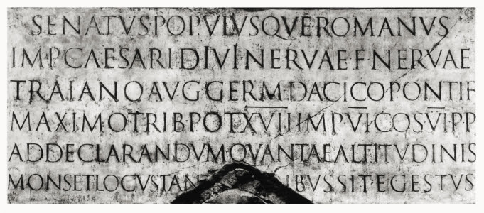 Каждый, кто изучал историю букв, видел эту фотографию Колонны Траяна.