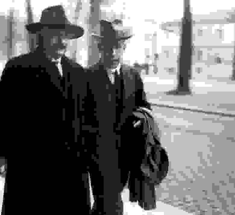 Настоящее фото спора Альберта Эйнштейна и Нильса Бора на шестом Солвеевском конгрессе в 1930 году
