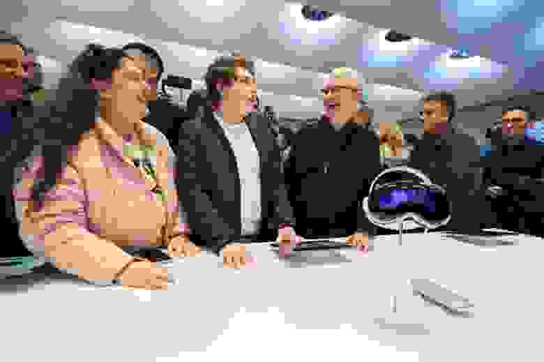 Тим Кук общается с первыми покупателями Apple Vision Pro Тим Кук общается с первыми покупателями Apple Vision Pro