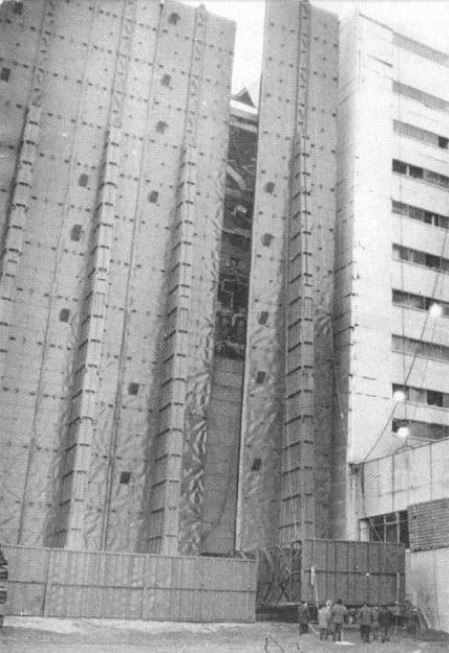 знаменитая западная стена с контрфорсами во всю её высоту, именно на неё открывается вид со смотровой площадки ЧАЭС