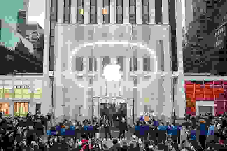 Тим Кук и Дейрдре О'Брайен лично приветствовали первых покупателей Apple Vision Pro в Нью-Йорке. Тим Кук и Дейрдре О'Брайен лично приветствовали первых покупателей Apple Vision Pro в Нью-Йорке.