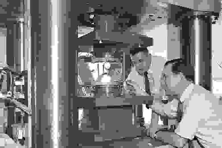 Джеймс Чейни и Херб Стронг работают с алмазным прессом, изобретенным исследователями GE в 1955 году.  