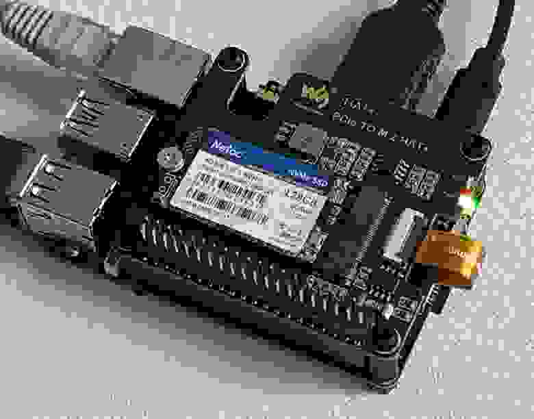 Рис. 14. На Repka Pi4 Optimal установлен шилд с диском NVMe. Рис. 14. На Repka Pi4 Optimal установлен шилд с диском NVMe.