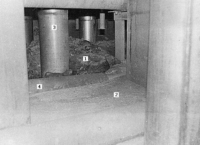 (2 этаж ББ, отм. 2.20): 1- ЛТСМ, 2- паросбросные трубы диаметром 420 мм, 3 - бетон 1986 г, 4 - металлическая труба, ограничивающая распространение ЛТСМ.