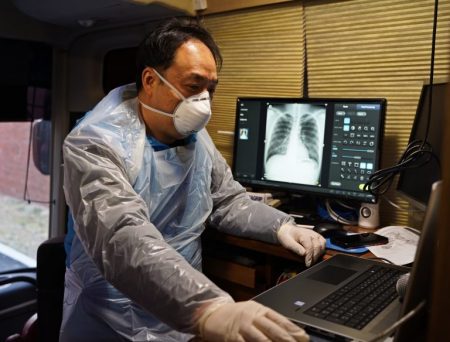 Рентгенолог использует технологию Lunit в больнице Сеульского национального университета в Южной Корее. Фото: Lunit
