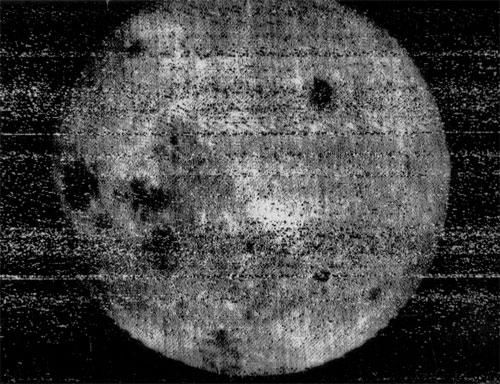 Снимок затенённой стороны Луны, полученный в рамках миссии «Луна-3», 1959 г.