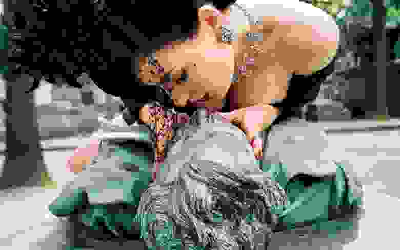 взято с www.wallpaperup.com/670304/Dita_Von_Teese_girl_brunette_kiss_statue.html взято с www.wallpaperup.com/670304/Dita_Von_Teese_girl_brunette_kiss_statue.html