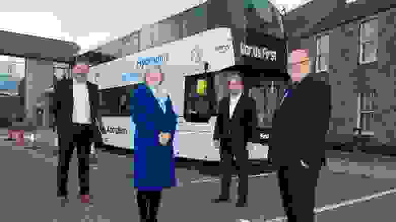 Администрация шотландского города Абердина и топ-менеджеры Wrightbus позируют на фоне первого водородного автобуса