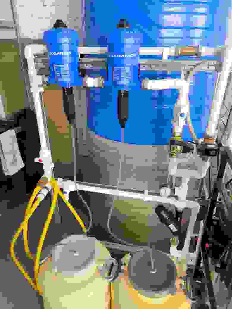 Модули Dosatron для смешивания растворов - работает за счёт механики - крутое решение, позволяет подмешивать нужный процент концентрата питательных веществ в проходящий поток воды