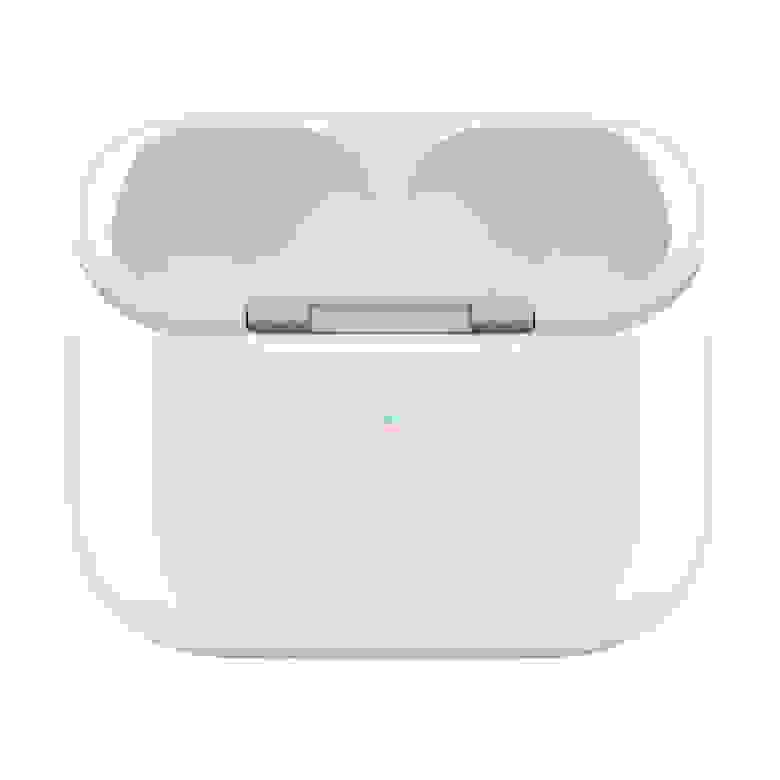 Кейс совместим с наушниками только AirPods Pro 2 (причём версии как Lightning, так и USB-C). Никаких дополнительных фишек кроме другого порта и обновлённой влагозащиты, он в себе не несёт. В комплекте с кейсом идет кабель USB‑C Charge Cable.