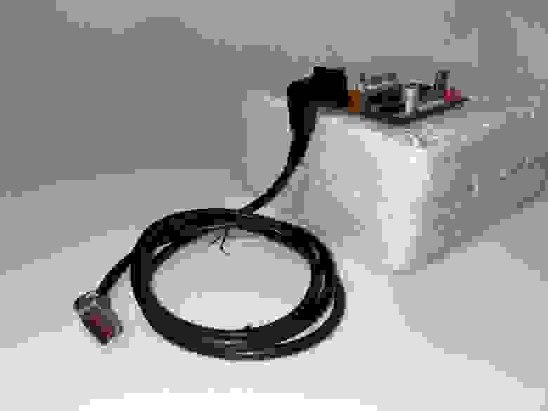 Сам МК с подключенным кабелем