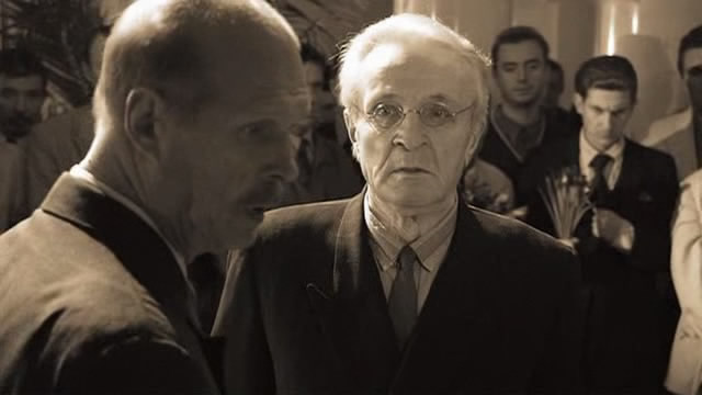 Критик Латунский в сериале "Мастер и Маргарита" от 2005 г., и реакция на него Маргариты Критик Латунский в сериале "Мастер и Маргарита" от 2005 г., и реакция на него Маргариты