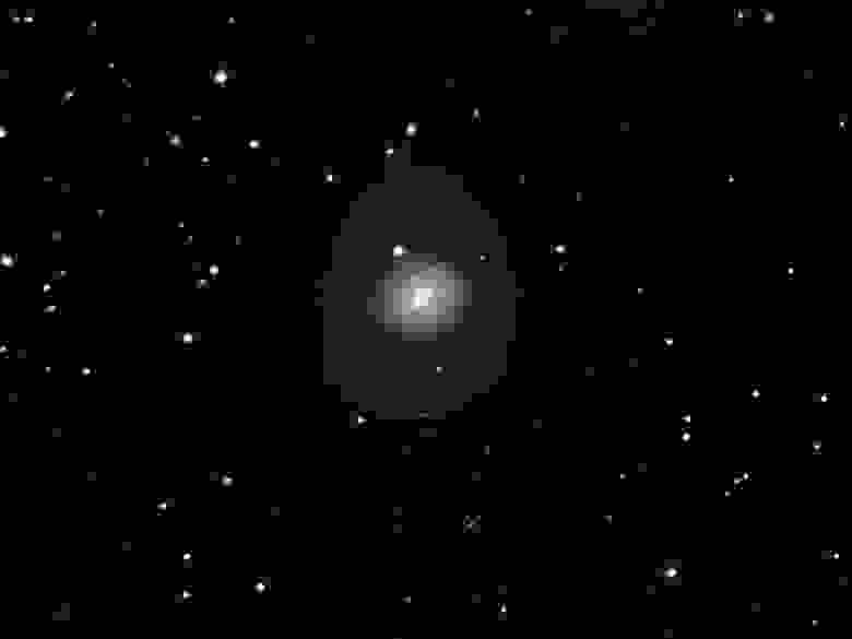 Объекты глубокого космоса крайне тусклые. Многие из них вообще не поддаются наблюдению человеческим глазом, а другие кажутся туманными пятнышками даже сквозь лучшую оптику. На помощь приходит часовое ведение телескопа, длительные выдержки и светочувствительные матрицы. На снимке галактика М77 в созвездии Кита. Телескоп «Синтез».