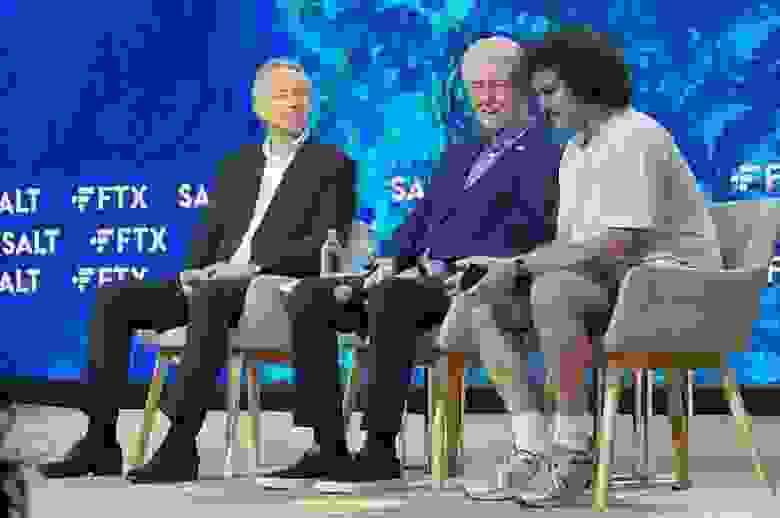 Крипто-саммит на Багамах: посмотрите, какой Сэм Бэнкман-Фрид тут пусечка в шортиках – рядом с Тони Блэром и Биллом Клинтоном в деловых костюмах он смотрится, кхм, неоднозначно  