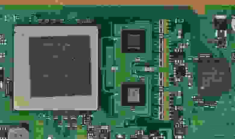 Большой чип EE+GS,
два чипа по 16 МБ памяти RDRAM и “мост PS2”.
