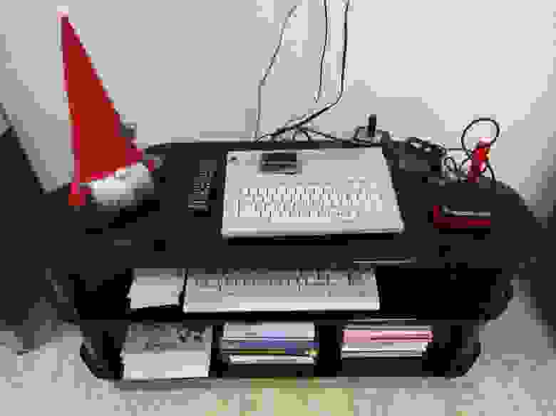 Atari 130XE и Comodore C64 в офисе Fabmicro, LLC.