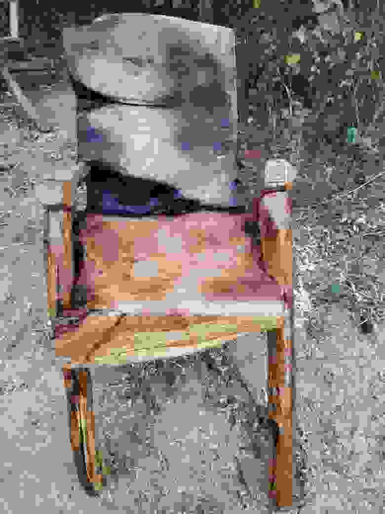 Кресло в стиле rustic из ствола и ветвей дуба.