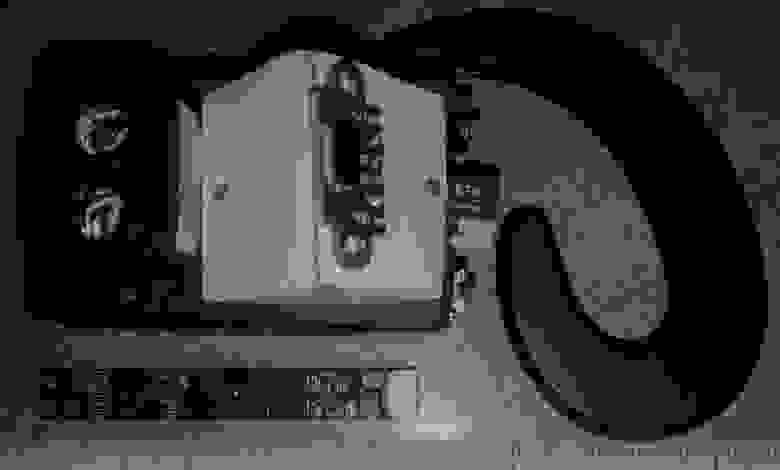 В комплект "железа" входит устройство №5, видеокамера с USB, BLE наушники с костной проводимостью и смартфон (на фото не показан).