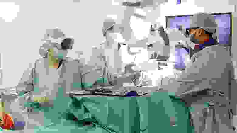 Основное преимущество над HoloLens 2, которую в клинике до этого использовали – медсёстры назвали качество изображения с камер и более удобный интерфейс хирургического приложения в работе 