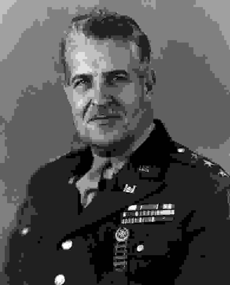 Бригадный генерал Лесли Гровс. Он же - создатель Пентагона. Он же -  смотрящий за учеными на Манхэттенском проекте.