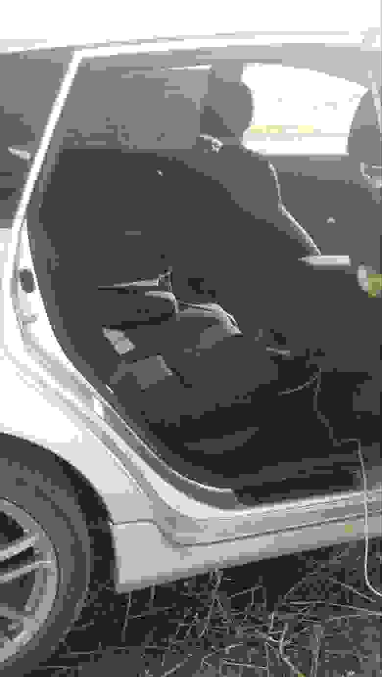 Жара +35, спрятаться от солнца под крышу, где нет гула вентиляторов - уже хорошо Жара +35, спрятаться от солнца под крышу, где нет гула вентиляторов - уже хорошо
