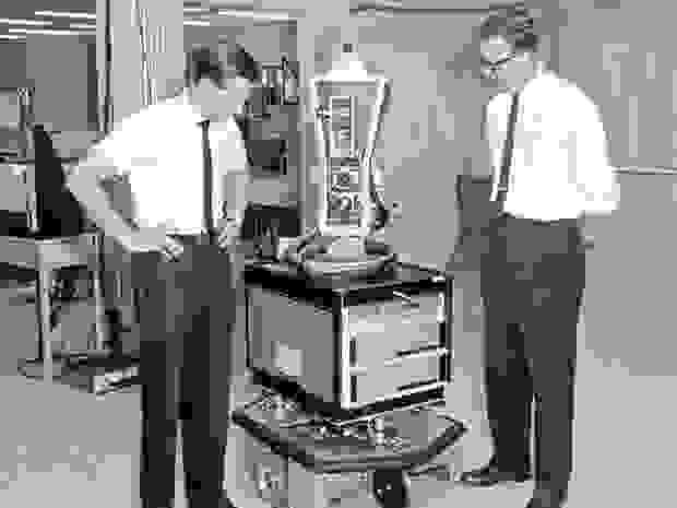Исследователи SRI Свен Вальстром и Нильс Нильссон с роботом Шаки в конце 1960-х годов.Источник: SRI INTERNATIONAL