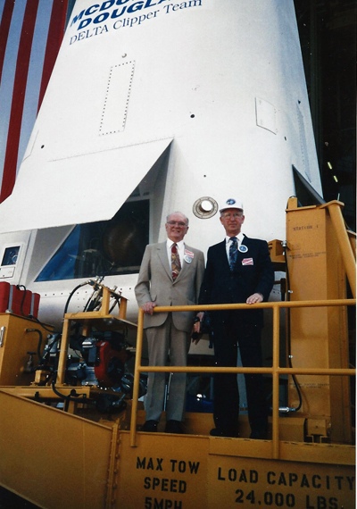 «Мечты сбываются»: Макс Хантер (слева) на фоне отклонённого аэродинамического щитка DC-X