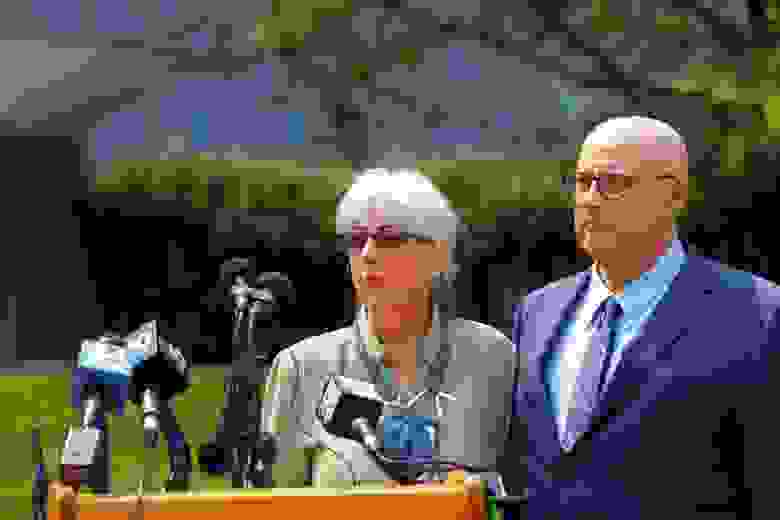 Айна и Дэвид Штайнер общаются с журналистами перед зданием суда в Бостоне в июле 2021 года. Пара, управляющая изданием об электронной коммерции, подаёт в суд на eBay из-за преследований, которым они подверглись. Pat Greenhouse / Boston Globe / Getty Images
