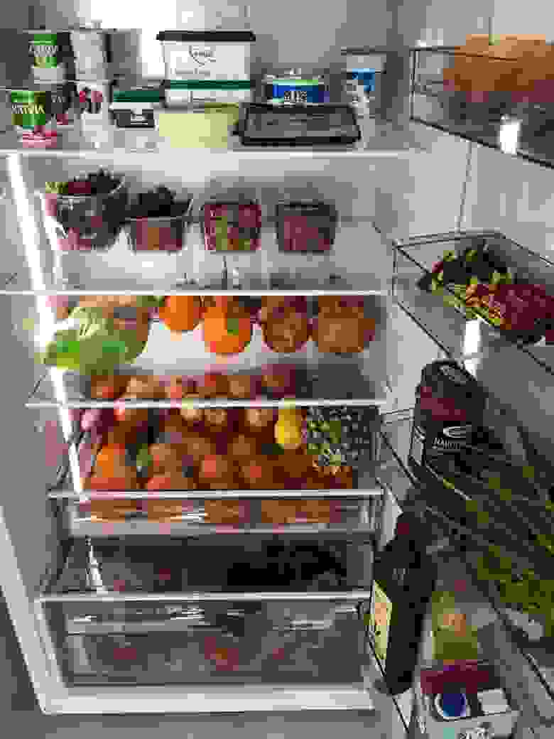Холодильник в начале марта - уже много фруктов
