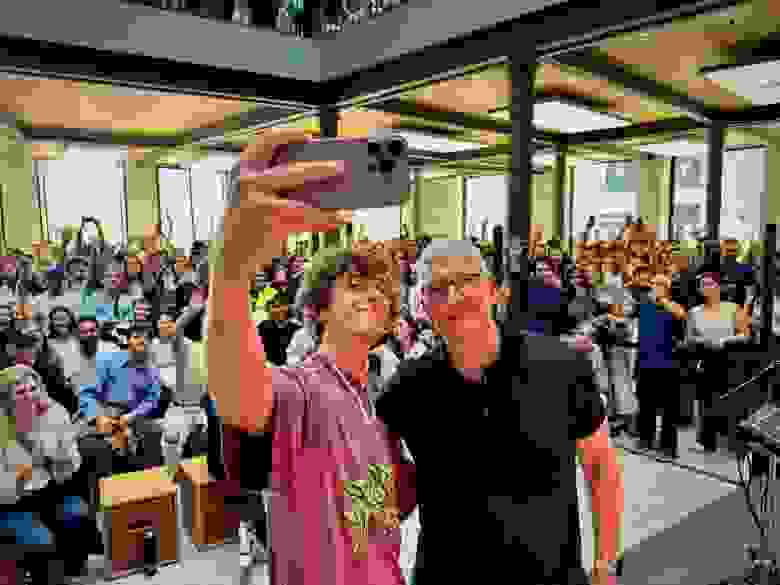 Ну и конечно же, Тим Кук посетил магазин Apple Puerta del Sol в Мадриде, там он, цитата: «Стал фанатом Guitarricadelafuente на всю жизнь! Это был незабываемый момент с клиентами и нашей командой».