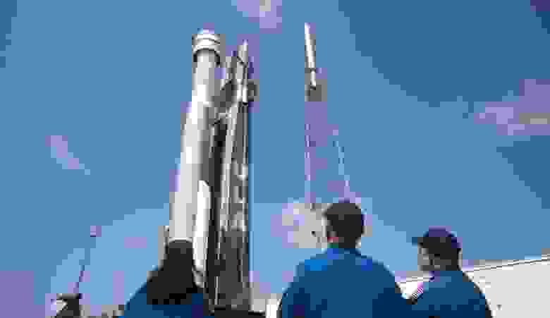 Астронавты Уильямс (слева),  Уилмор (в центре) и Финк (справа) наблюдают, как ракета Atlas V United Launch Alliance с космическим кораблем Boeing CST-100 Starliner на борту выкатывается из центра вертикальной интеграции на стартовую площадку / НАСА