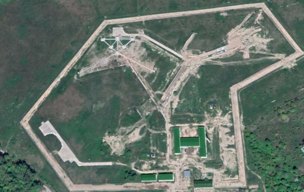 Рядом с поселком Пионерский строится объект радиоразведки (кодовое название 1511/2), предназначенный для перехвата сигналов с иностранных спутников (снимок Google Earth, сделанный 22 мая 2020 г.).