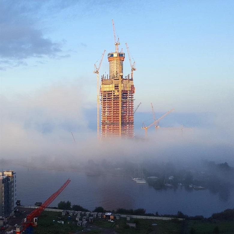 Низкие облака и башня Лахта Центра