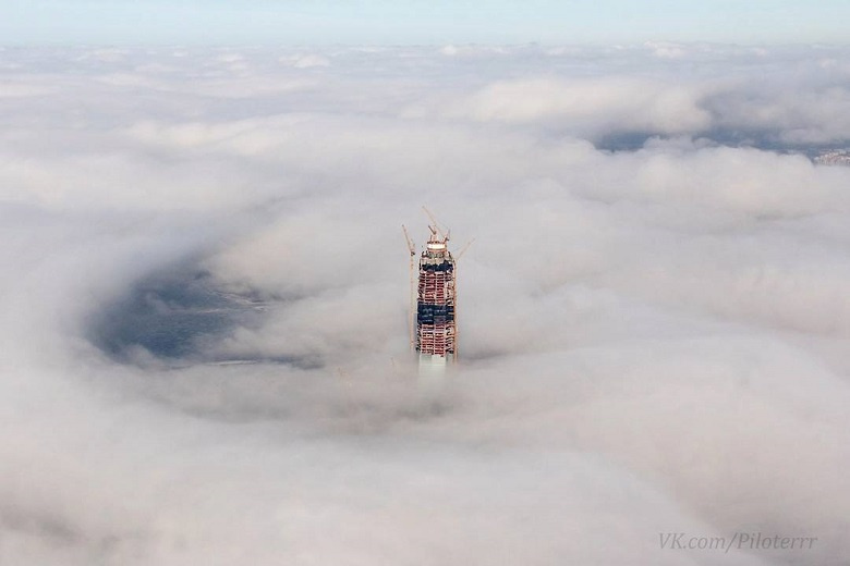 Башня Лахта Центра и облака