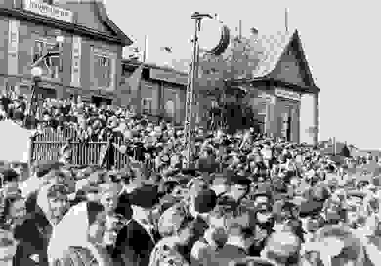 Станция Кандалакша. Проезд норвежской делегации на Всемирный фестиваль молодежи и студентов. 1957 год. Фото В. Федотова