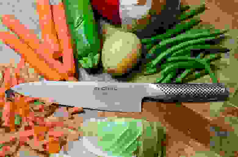на картинке изображены овощи и кухонный нож