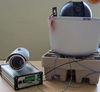 Экспериментальная установка для автономного PTZ-слежения: видеоаналитическое устройство MagicBox, PTZ-камера Pelco и обзорная камера CNB