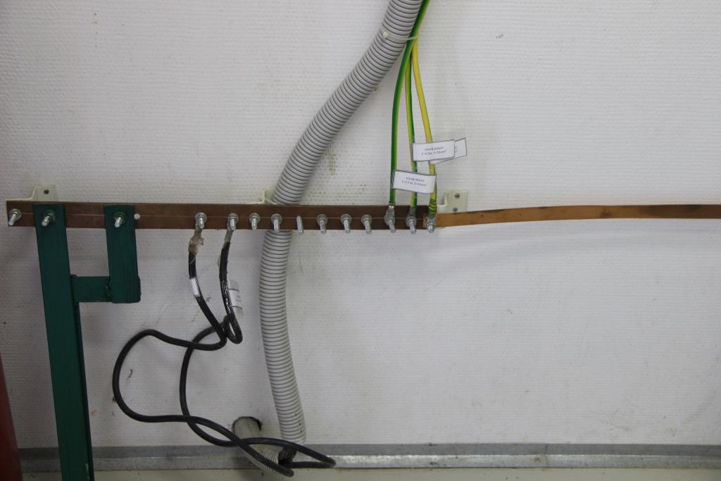 Какое сечение провода для заземления. Короб заземления кабеля 110 кв. ГЗШ И контур заземления. Шина контура заземления. ГЗШ (гзш23-20).