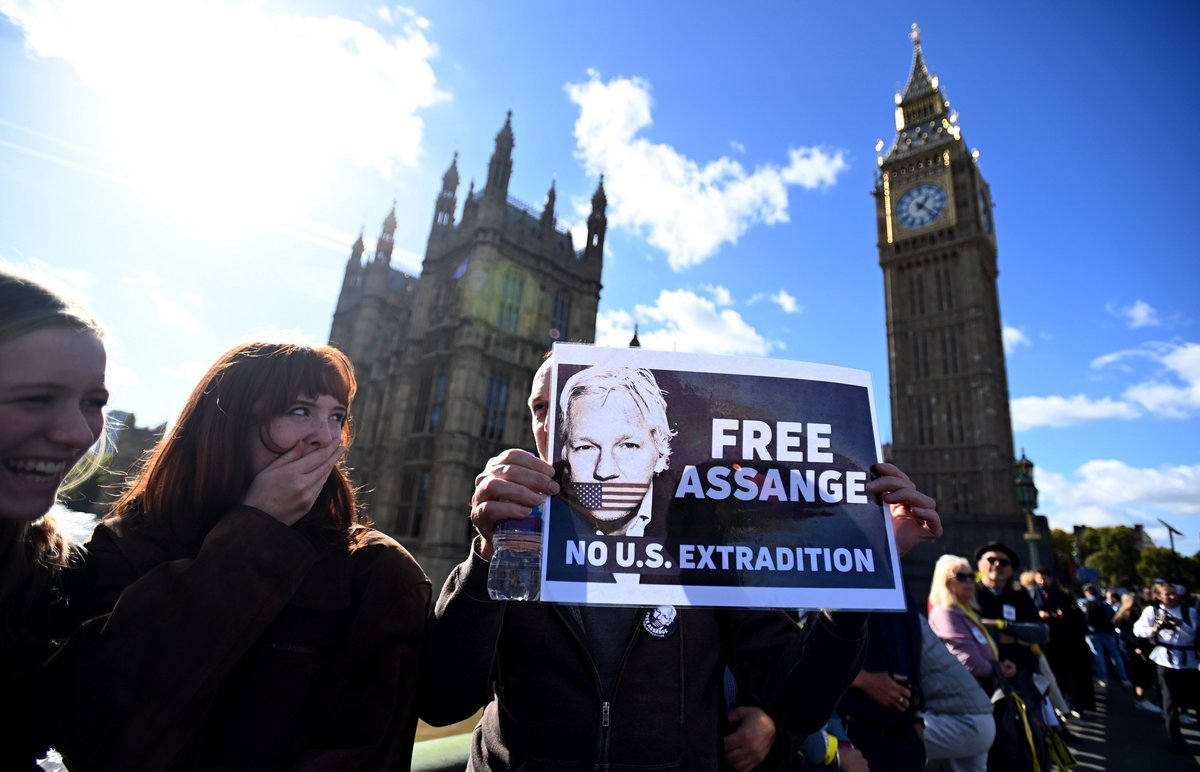 8 октября 2022 года около тысячи человек образовали живую цепь вокруг парламента Великобритании в Лондоне, требуя освободить основателя WikiLeaks Джулиана Ассанжа