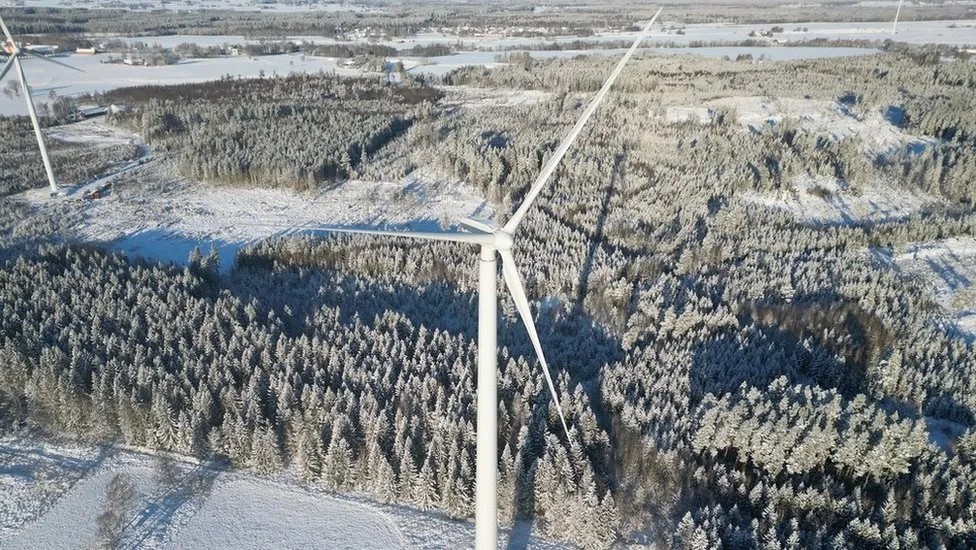 Лопасти и генератор этой 150-метровой ветряной турбины в Скаре, Швеция, изготовлены из обычных материалов