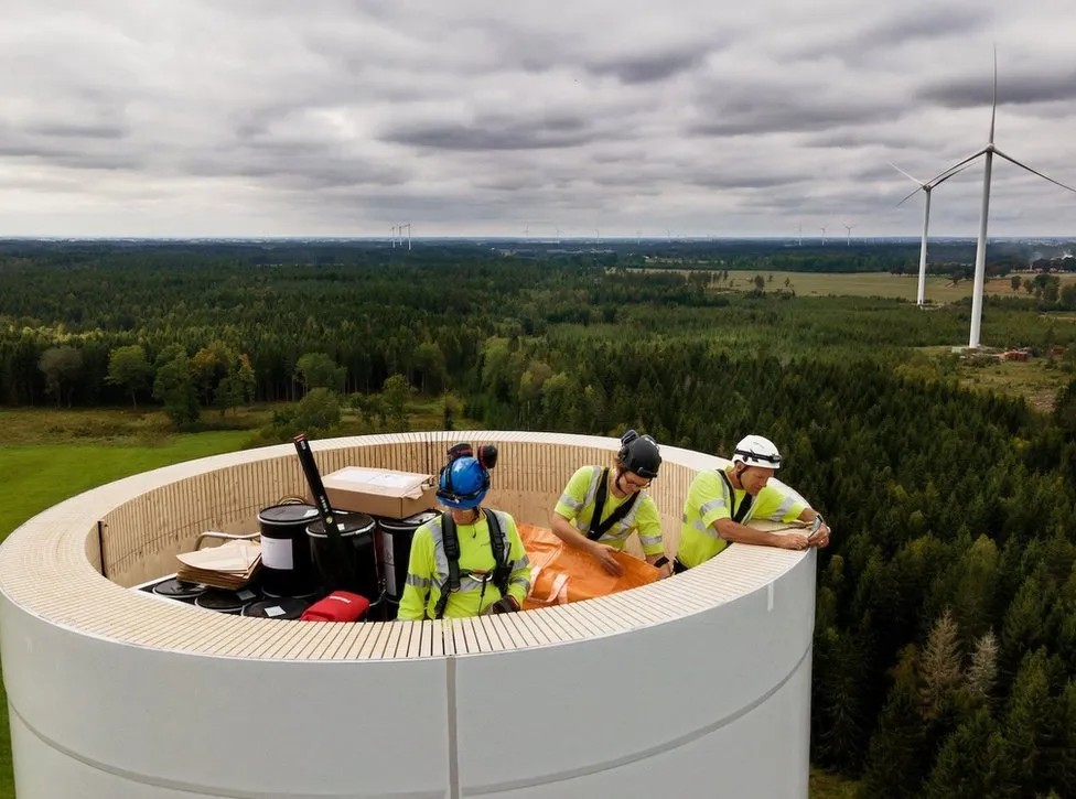 Инженеры работают над строительством самой высокой в мире деревянной турбинной башни