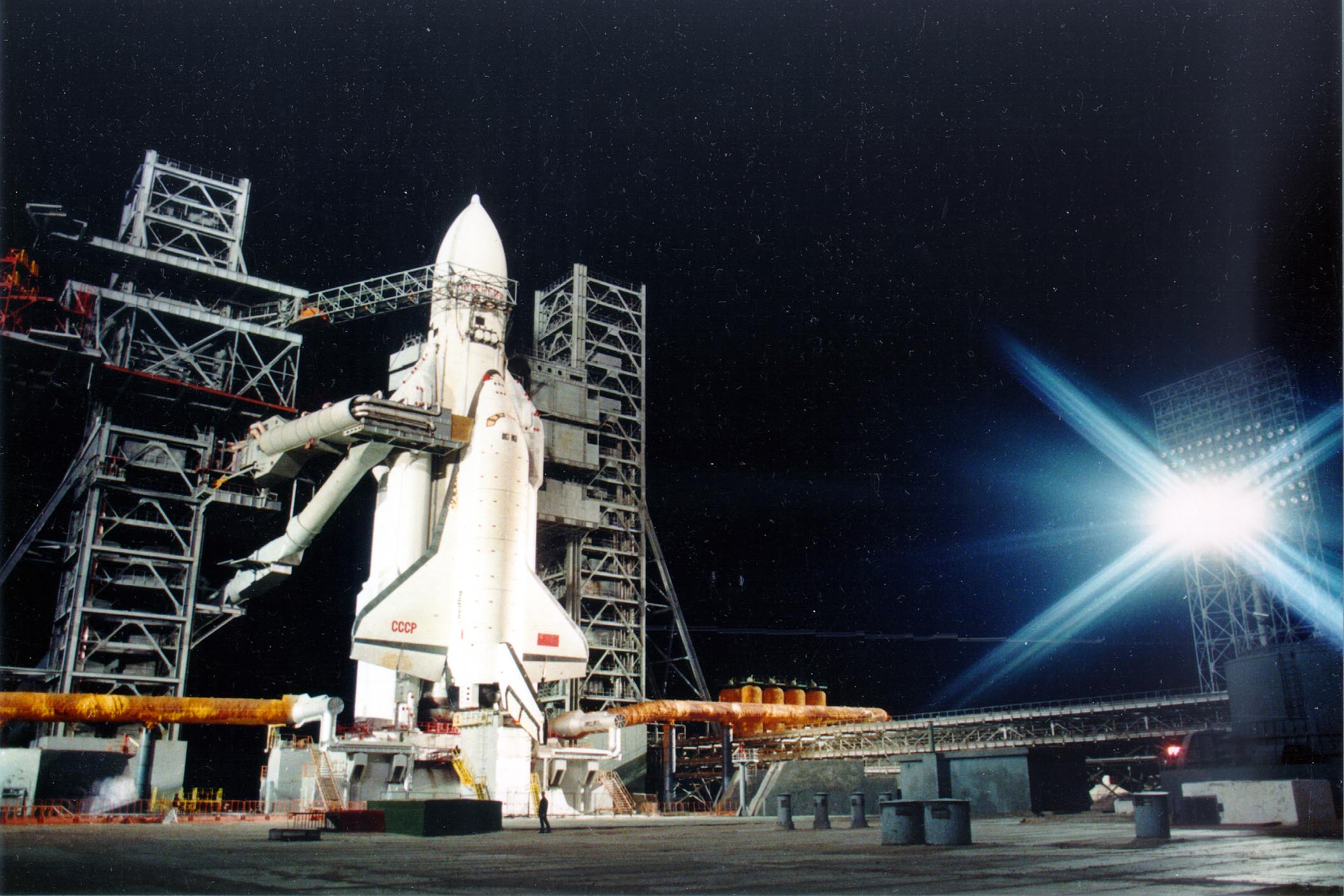 Космонавтика первый запуск. Буран 1988 космический корабль СССР. Байконур энергия Буран. Буран энергия космический корабль. Энергия Буран старт.