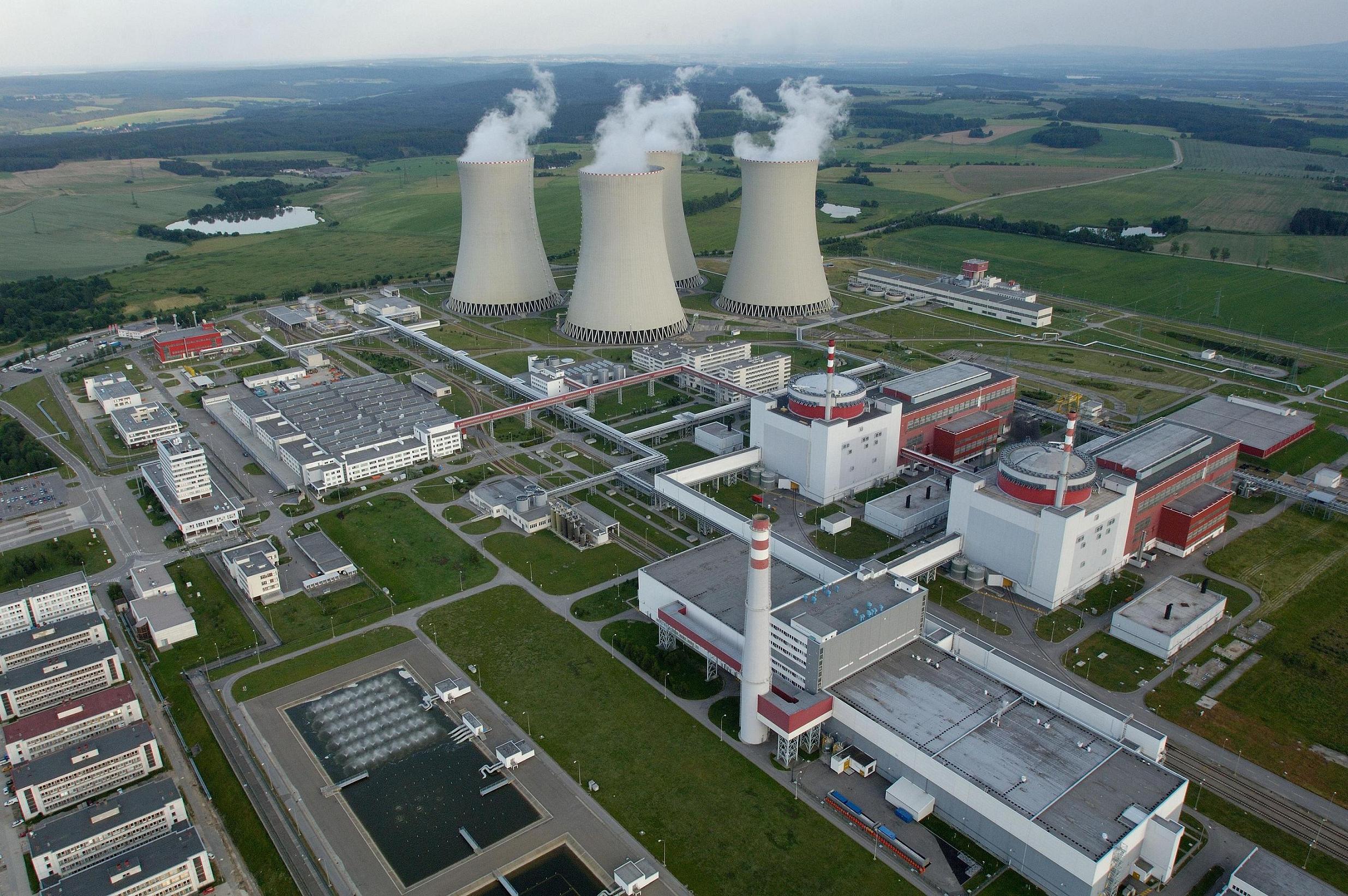 Фото атомной электростанции. Темелин АЭС Чехия. АЭС Касивадзаки-Карива. АЭС Брюс Канада. АЭС Пакш-2.