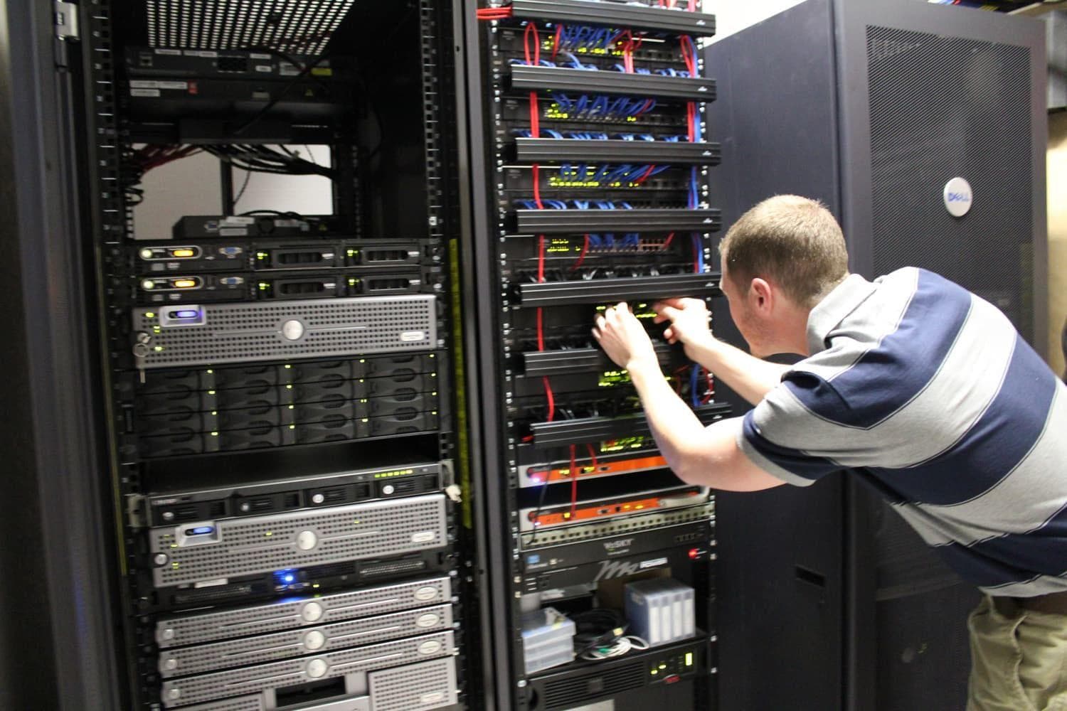 Системная организация данных. Сервер. Компьютерное и серверное оборудование. Сервер компьютер. Монтаж серверного оборудования.