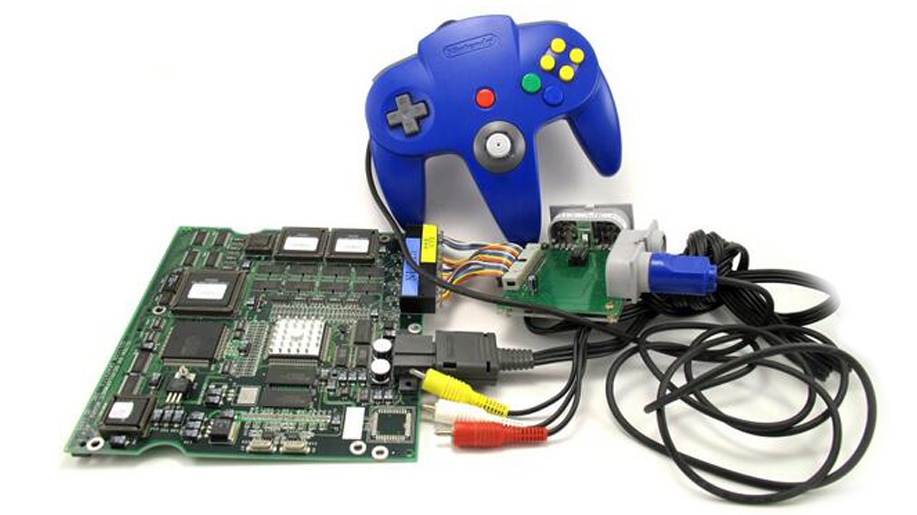 Контроллер Nintendo 64, подключенный через переходник к Ultra 64 development board