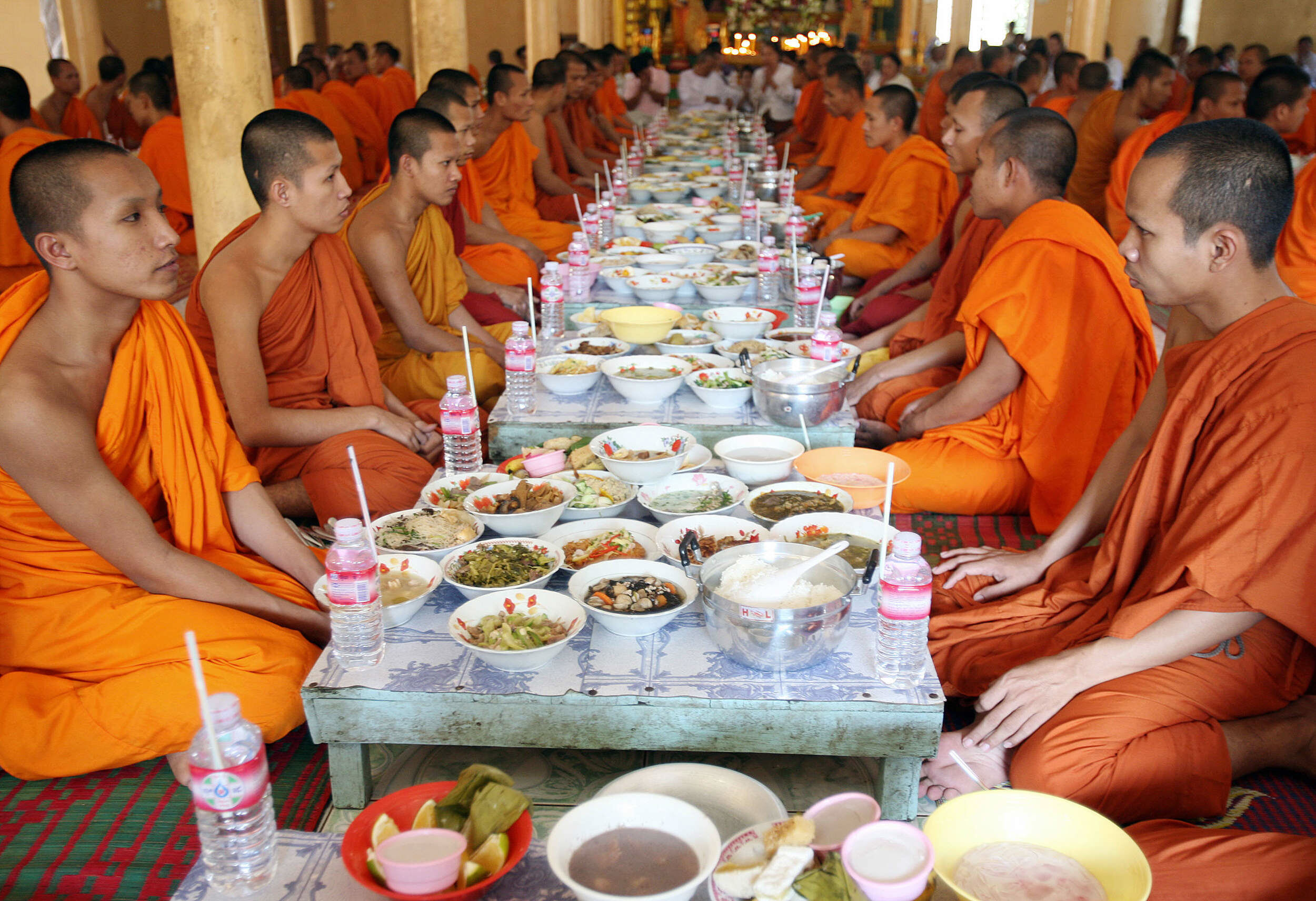 Монахи едят мясо. Буддийский монах Тхеравада. Сангха буддизм. Рацион монахов Шаолинь. Еда монахов монастыря Шаолинь.