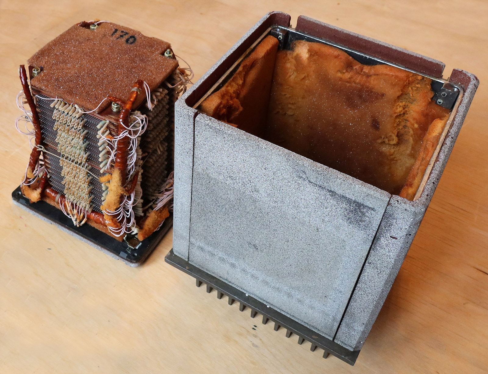 Куб памяти системы 5Ц19 - корпус и куб