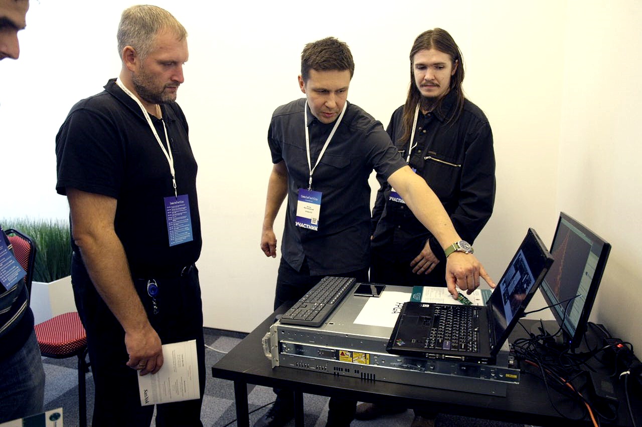 Демонстрация сервера с FPGA-ускорителем на конференции SelectelTechDay #2, в центре - Антон Висто, представитель ООО «Алмаз-СП»